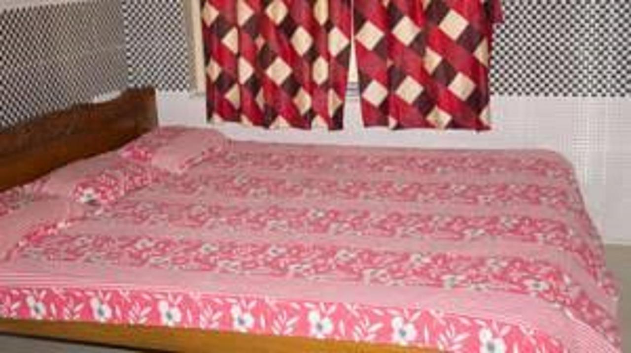 Pushpak Hotel *